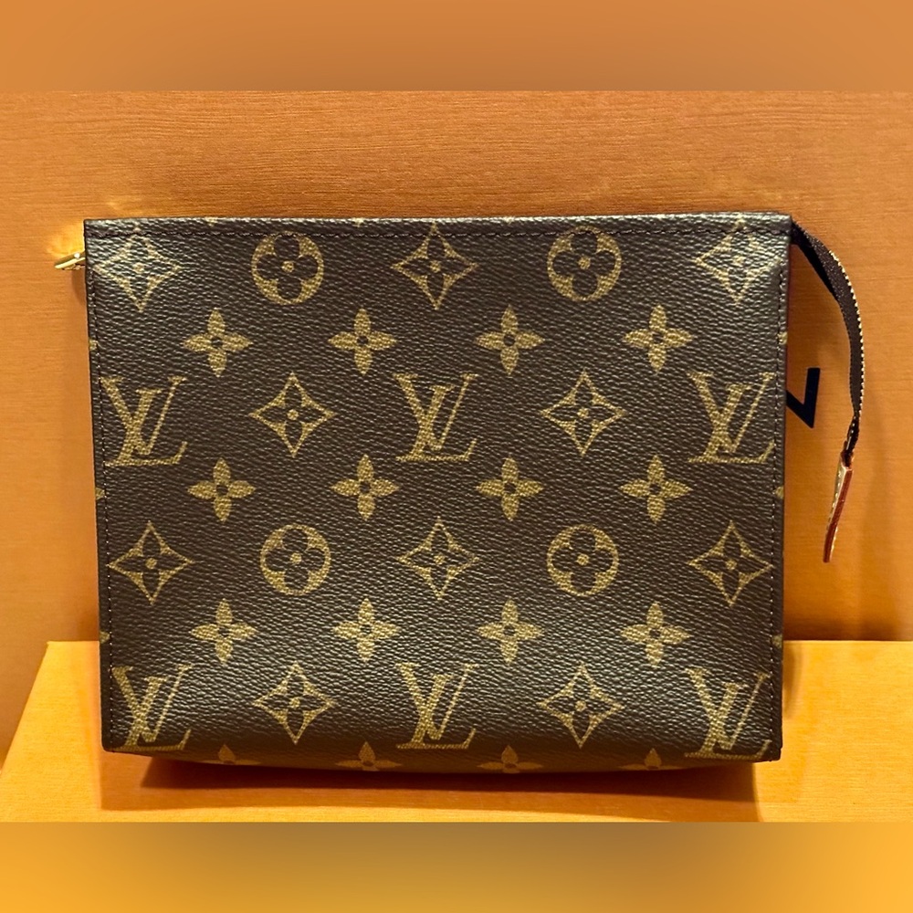 Louis Vuitton Toiletry Pouch 19 (T-19)